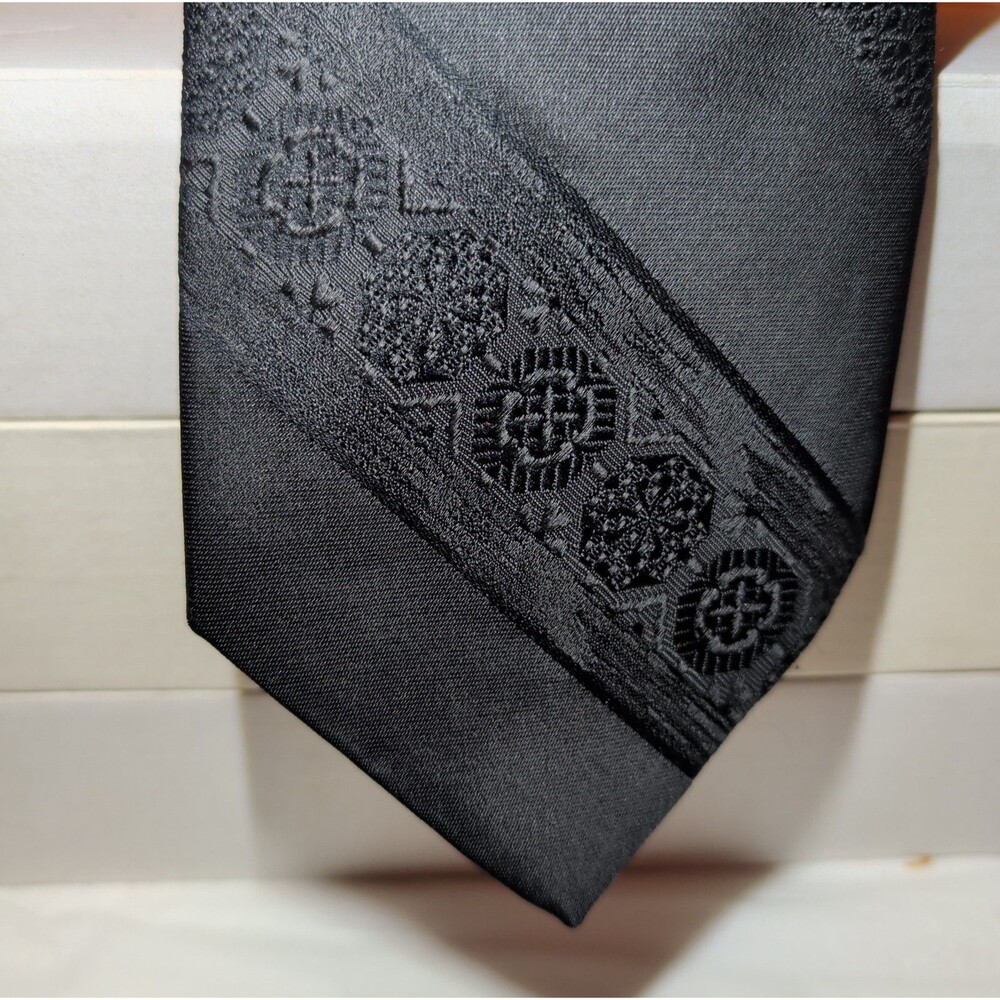 Vintage Black Jacquard Silk Necktie Wavy Geometric Stripe Heraldic Crest Tie - Picture 14 of 16